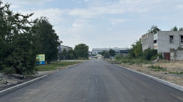 Заасфальтована вулиця Конюшинна у Львові з новими бордюрами та дощоприймачами на відрізку від будинку №19 до межі міста