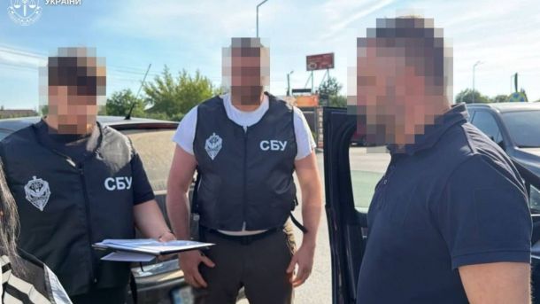 Начальника відділу митного оформлення посту «Городок» Олександра Лясковця відсторонили від посади й наклали арешт на майно після підозри у хабарництві