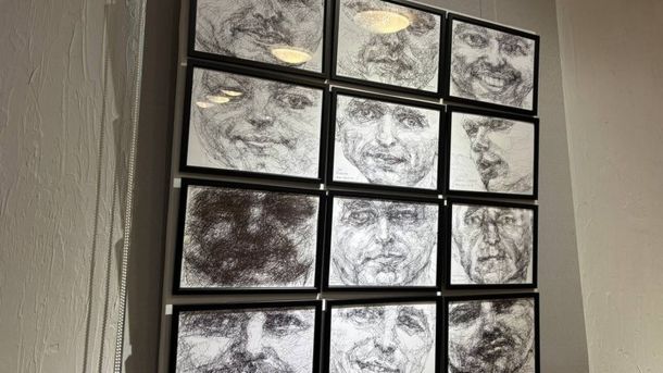 Польський художник Пйотр Луцян із Любліна представив на Львівщині виставку з майже 600 графічних портретів загиблих українських військових