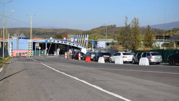Черга автомобілів і автобусів на кордоні з Польщею: 20 авто в Устилузі та 10 автобусів у Краківці станом на 21 вересня