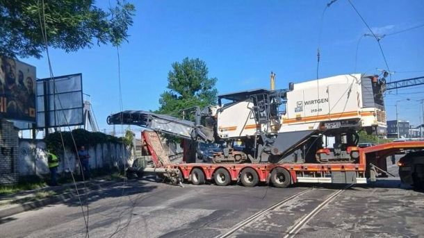 Аварійна бригада усуває обрив контактної мережі на вулиці Шевченка у Львові після наїзду спецавтомобіля