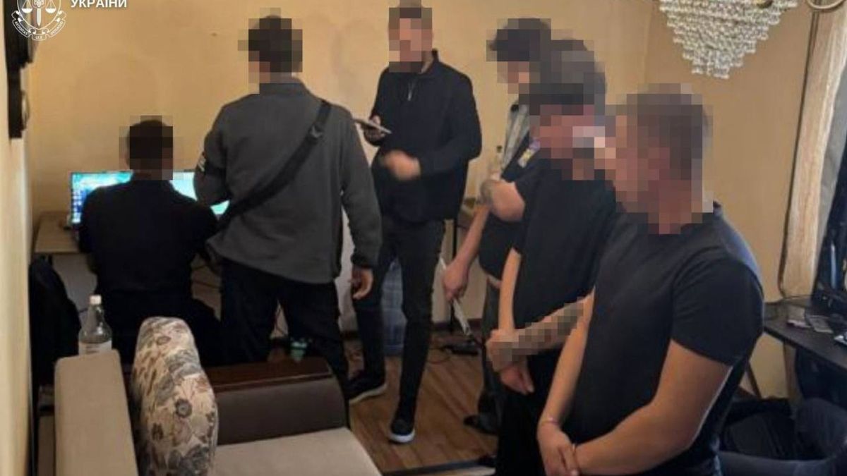 Правоохоронці Львівщини під час обшуку в шахрайському кол-центрі у Стрию вилучили техніку та близько 2 млн грн