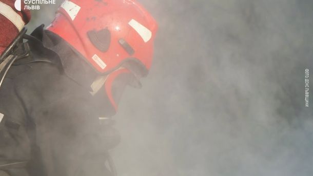 Пожежа у п'ятиповерховому будинку у Трускавці на Львівщині — рятувальники вивели двох людей із задимленої квартири на другому поверсі