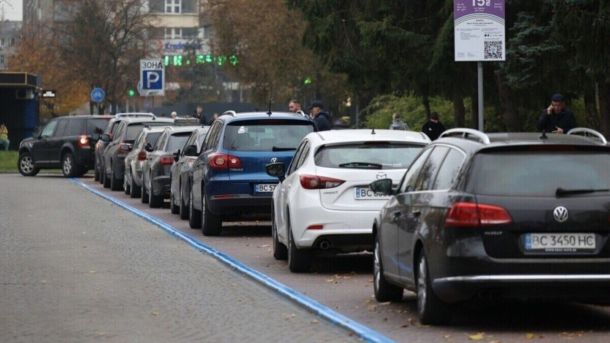 Паркувальні майданчики на вулицях Кубійовича та Севери у Львові — 32 місця, з яких 4 для людей з інвалідністю