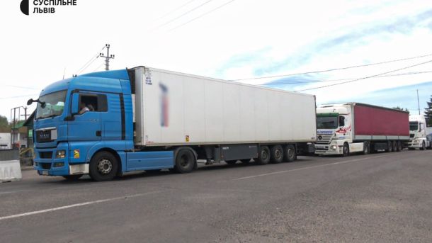 Вантажівка на дорозі Львівщини — рух великовагового транспорту обмежено через спеку понад +28°C, 22 червня 2026 року