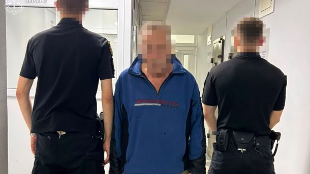 Поліцейські біля багатоповерхівки на Сихові у Львові, де 69-річний чоловік підозрюється у смерті 46-річної знайомої від удару в шию 22 липня