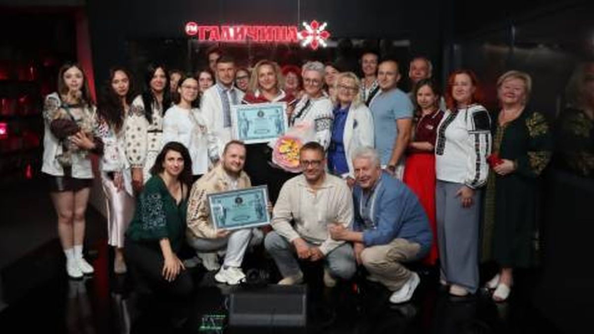 Ведучі FM Галичина в студії під час 35-годинного прямого ефіру до Дня Незалежності з понад 200 тематичними рубриками