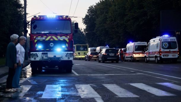 Медики львівської лікарні надають допомогу постраждалим після ракетної атаки на місто — у палатах лишаються п'ятеро пацієнтів