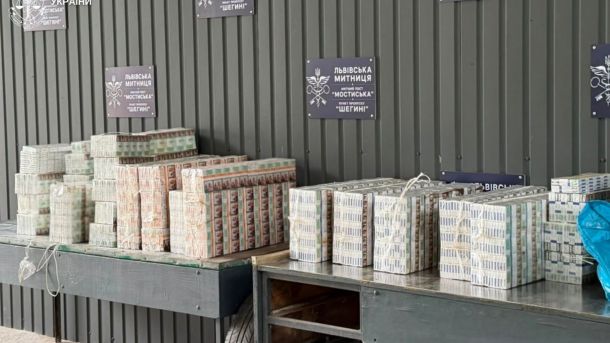 Мікроавтобус Peugeot Boxer на пункті пропуску Шегині–Медика, де виявили 6470 пачок цигарок на 700 тисяч гривень