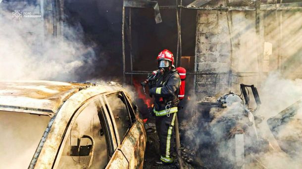 Рятувальники ДСНС Львівщини гасять пожежу у селі Холодновідка Львівського району