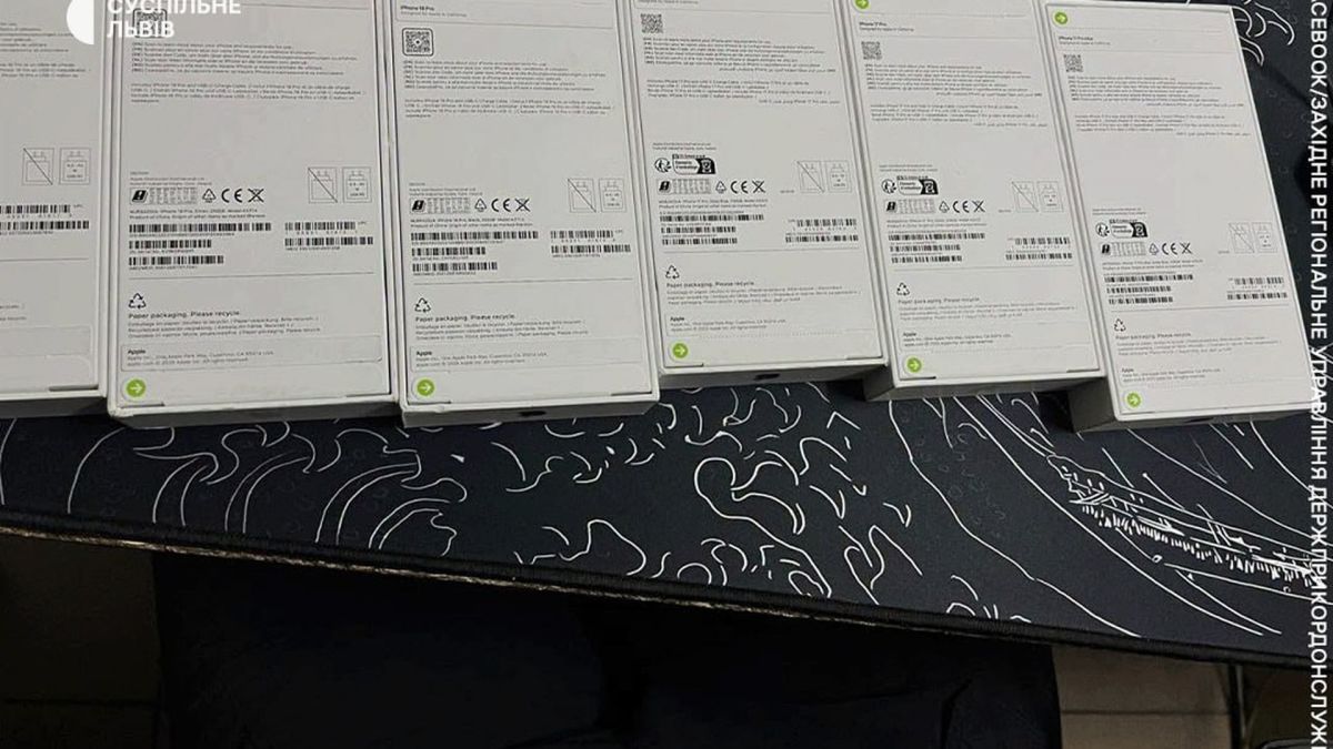 Прикордонники на пункті пропуску «Шегині» виявили незадекларовані смартфони та одяг вартістю 700 тисяч гривень у автобусі