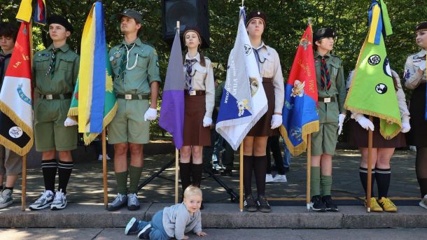 Понад 1500 пластунів різного віку зібралися на площі перед університетом Івана Франка у Львові на відкритті нового пластового року