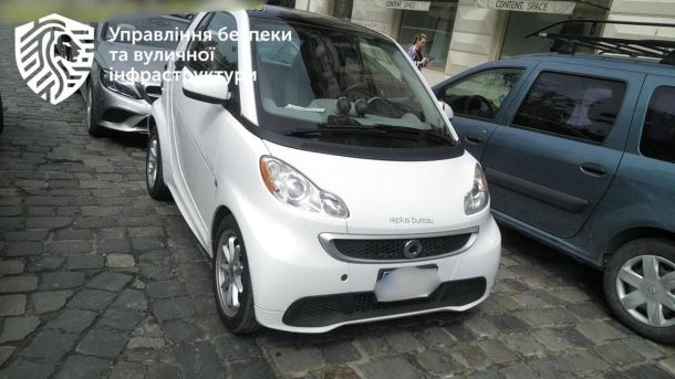 Автомобілі припарковані у два ряди на площі Соборній у Львові — 176 порушень за 2025 рік