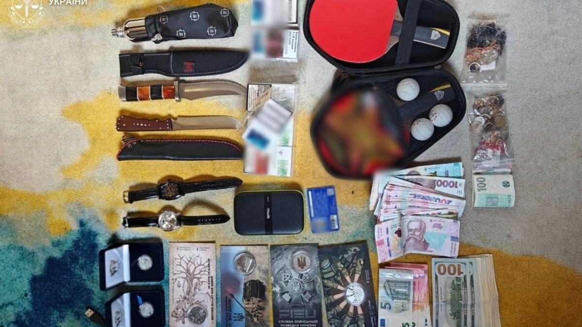 Поліцейські оглядають місце крадіжки у приватному будинку у Франківському районі Львова, де зникло майно на понад 630 тис. грн