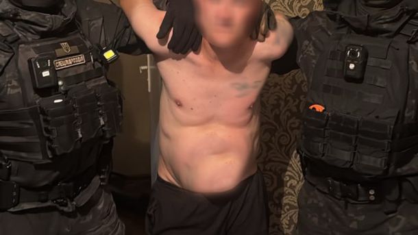 Поліцейські Самбора затримали 47-річного чоловіка за ножове поранення 70-річного знайомого у квартирі на вулиці Гоголя
