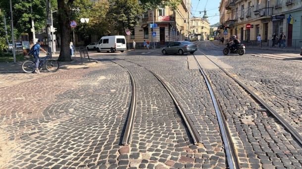 Демонтаж залишків старої трамвайної колії на вулиці І. Білозіра у Львові — рух перекрито на вихідні