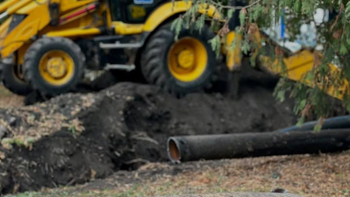 Зношена водопровідна труба з корозією та отворами, замінена на новий трубопровід діаметром 200 мм на вулиці Лінкольна у Львові