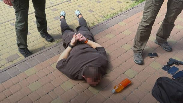 САП і НАБУ повідомили про підозру особі, яка вимагала 1 млн доларів за уникнення екстрадиції до Росії та привласнила 50 тисяч доларів