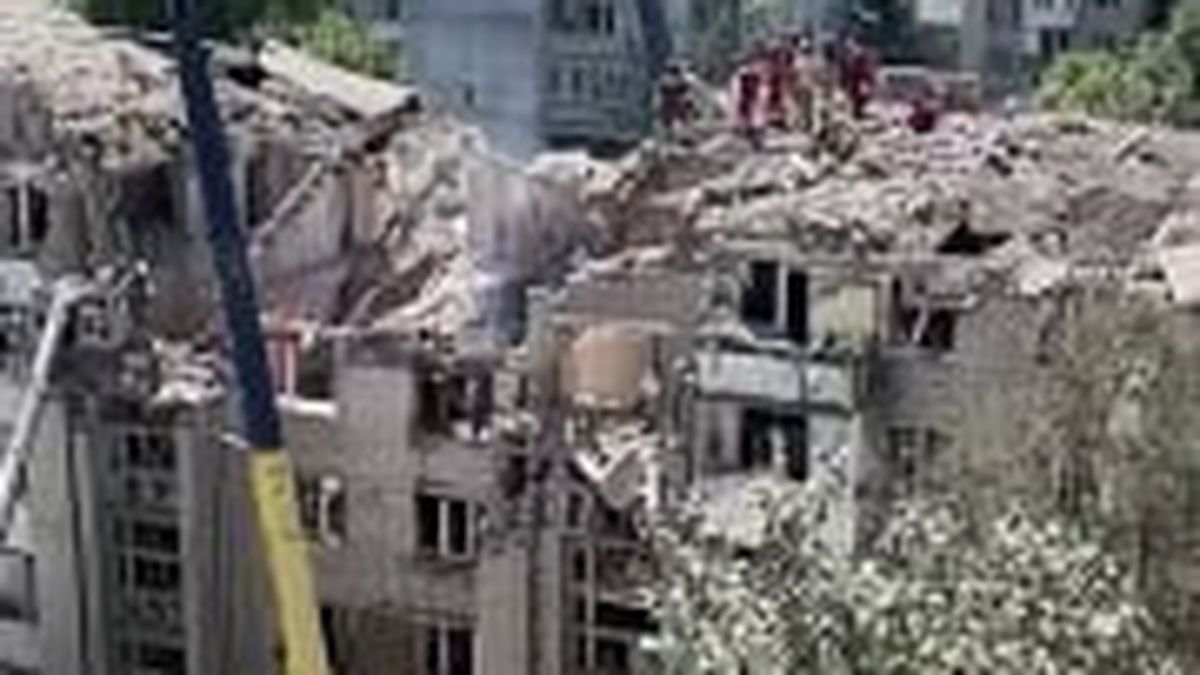 Рятувальники працюють на завалах житлового багатоповерхового будинку на вулиці Патона у Львові після російського удару