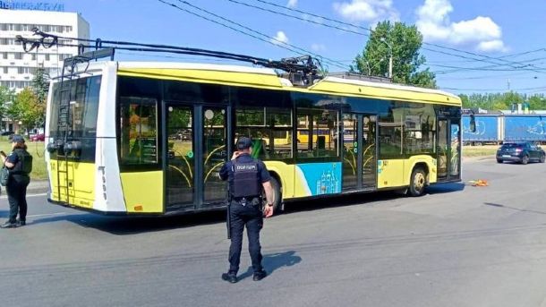 Вибухотехніки та поліція працюють на вулиці Зеленій у Львові після знахідки гранати на проїжджій частині