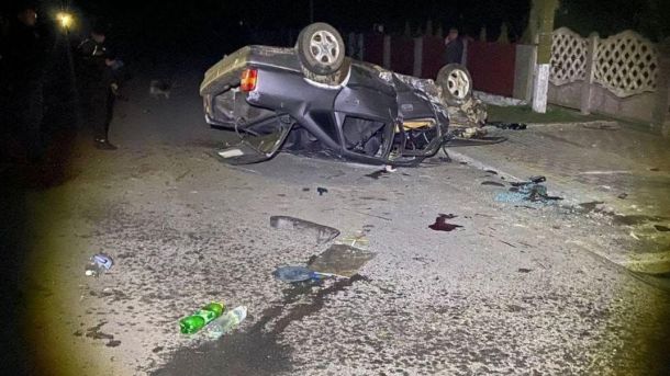 Розбитий автомобіль Opel Vectra після перекидання на дорозі в селі Арламівська Воля на Яворівщині, квітень 2022 року