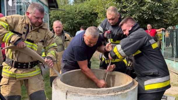 Рятувальники біля криниці у селі Зимна Вода Львівського району, де 7 вересня загинув чоловік, що впав на глибину 20 метрів