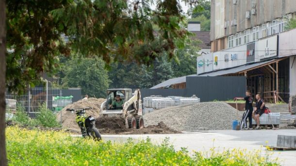 Реконструкція пішохідного бульвару на проспекті Чорновола у Львові: укладання нових доріжок і тротуарів на ділянці від Липинського до Варшавської