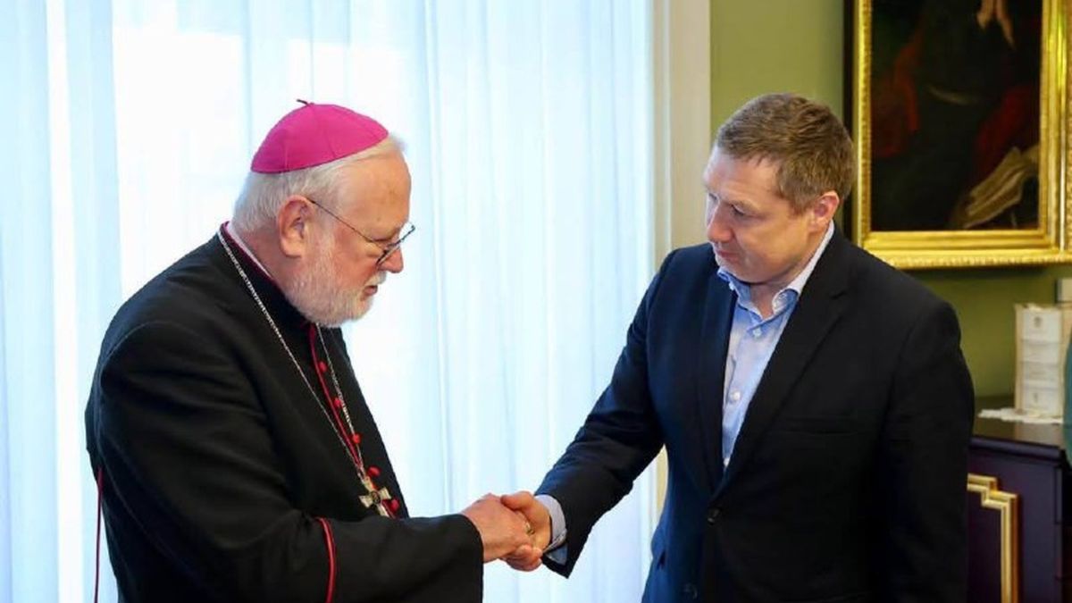Архієпископ Пол Річард Ґаллаґер та начальник Львівської ОВА Максим Козицький під час зустрічі на Львівщині