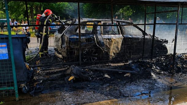 Рятувальники гасять пожежу сміттєвих контейнерів на вулиці Володимира Великого у Львові, вогонь перекинувся на автомобіль Volvo