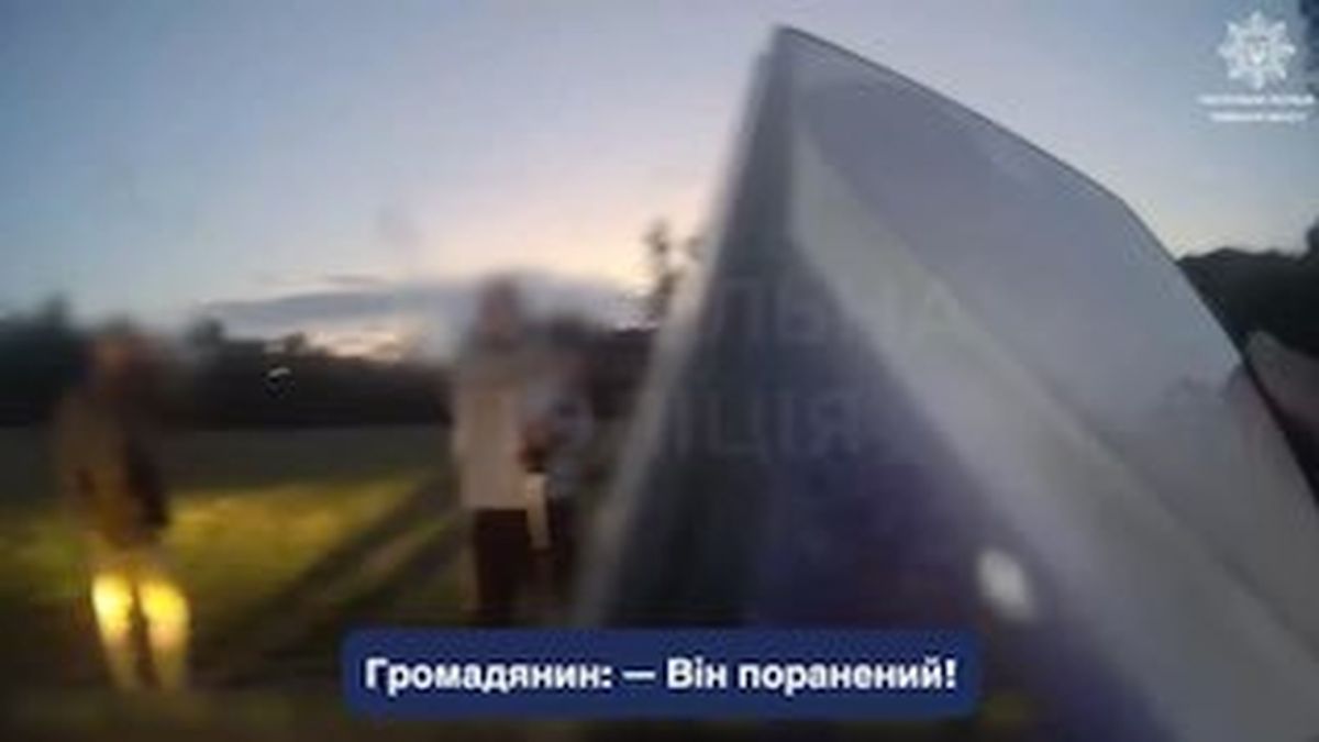 Патрульні поліцейські надають домедичну допомогу пораненій жінці на вулиці Золотій у Львові після нападу з ножем