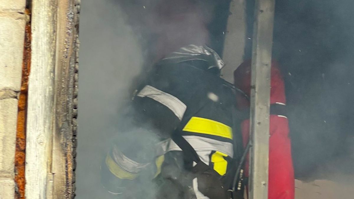 Рятувальники гасять пожежу в одноповерховому житловому будинку в селі Бартатів Львівського району, де травмувалася жінка