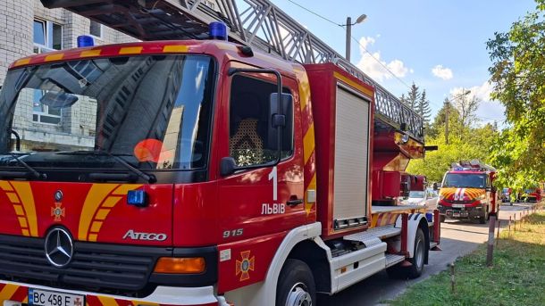 Вогнеборці гасять пожежу в квартирі на третьому поверсі п'ятиповерхового будинку на вул. Грінченка у Львові, врятовано 5 людей