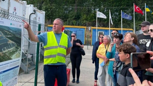 Екоактивісти та містяни під час екскурсії на рекультивованому Грибовицькому полігоні — близько 30 учасників оглянули колишнє звалище