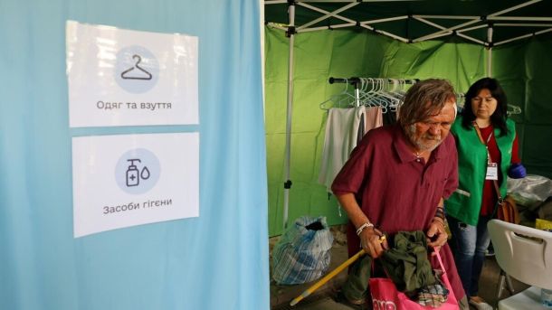 Намет «Мобільного простору підтримки» для бездомних людей у Львові, де надають медичну та соціальну допомогу