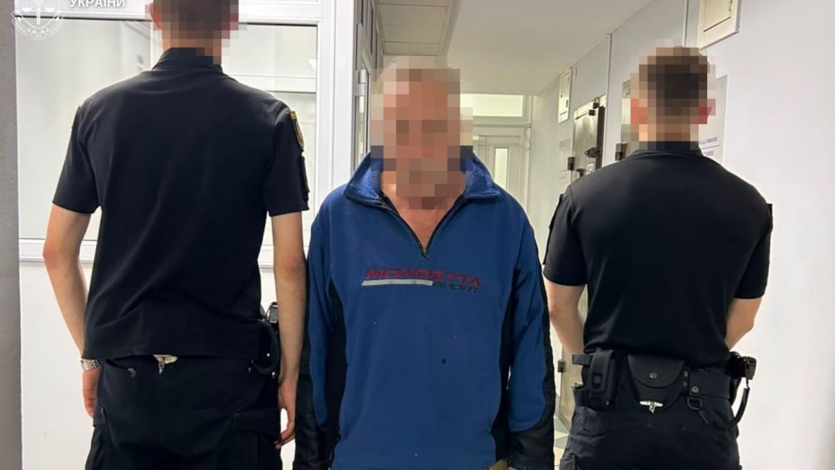 Поліцейські біля багатоповерхівки на Сихові у Львові, де 69-річний чоловік підозрюється у смерті 46-річної знайомої від удару в шию 22 липня