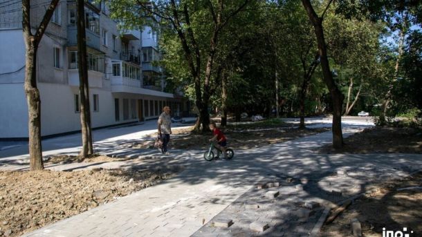 Облаштування нового громадського простору на вулиці Роксоляни, 24 на Левандівці у Львові — площа понад 1,2 тис. м²