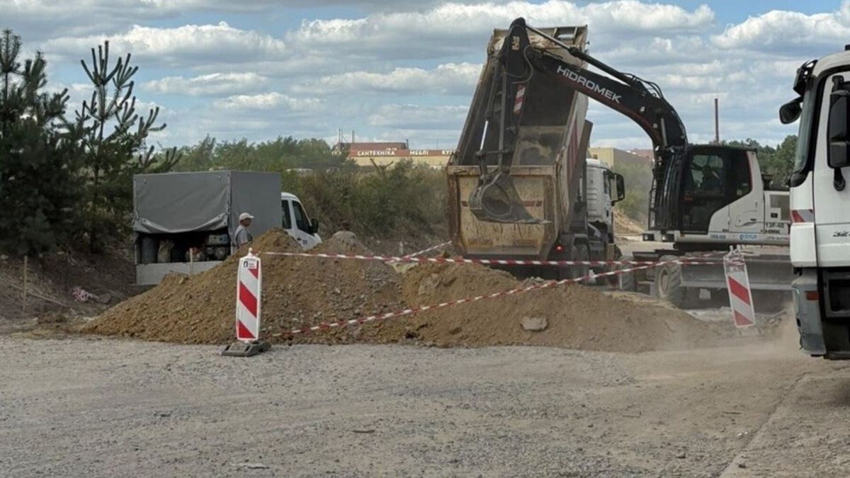Ремонт дороги на вулиці Конюшинній у Львові: укладання асфальту на ділянці завдовжки 350 метрів