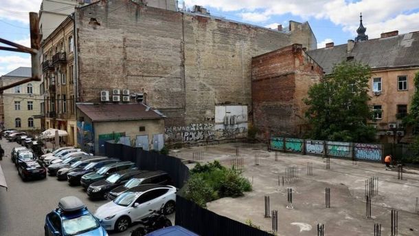 Площа на вулиці Нижанківського у Львові, де планують облаштувати укриття, паркінг і громадський простір за участі готелю