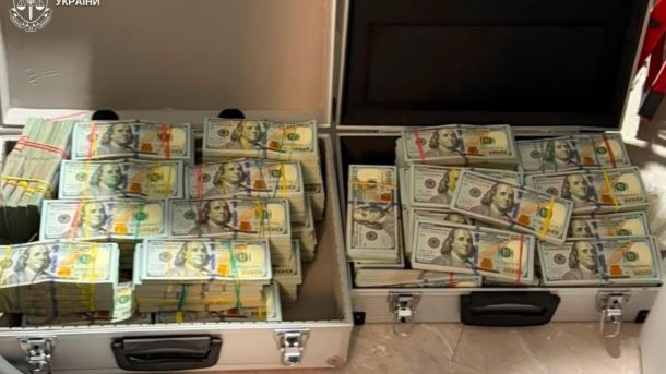 Правоохоронці Львівщини провели 23 обшуки у шахраїв і вилучили майже 2 млн доларів та 11 елітних авто