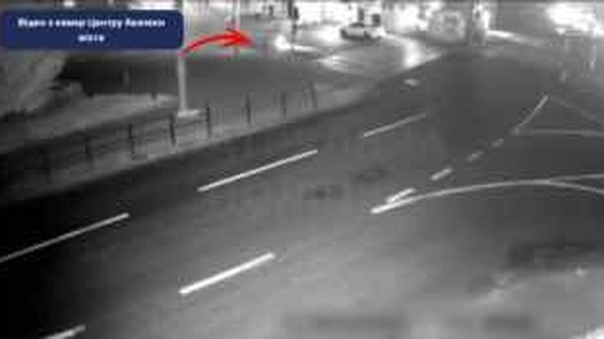 Патрульні у Львові перевіряють водія самоката на вулиці Куліша після падіння з пасажиром — алкотестер показав 1,59 проміле