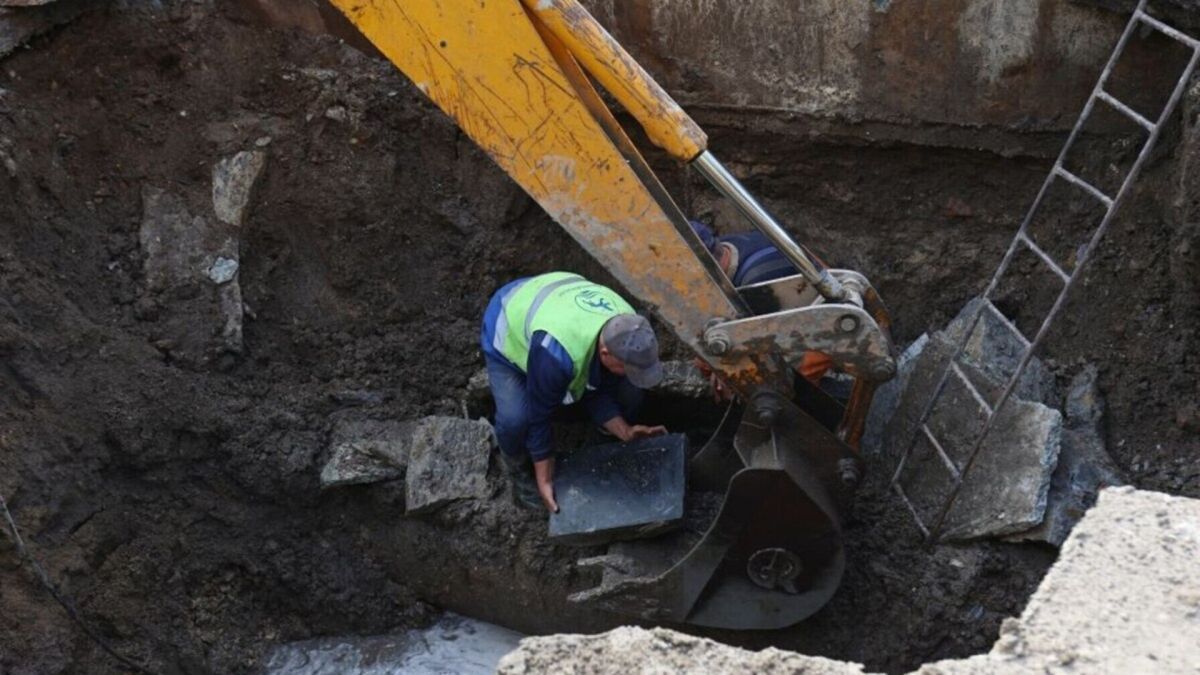 Ремонтна бригада «Львівводоканалу» усуває аварійний витік води на магістральному водопроводі на Левандівці у Залізничному районі Львова