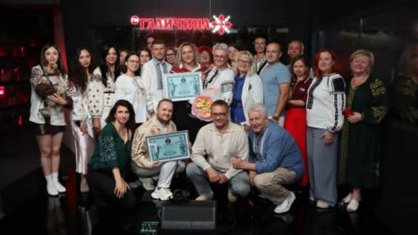 Ведучі FM Галичина в студії під час 35-годинного прямого ефіру до Дня Незалежності з понад 200 тематичними рубриками