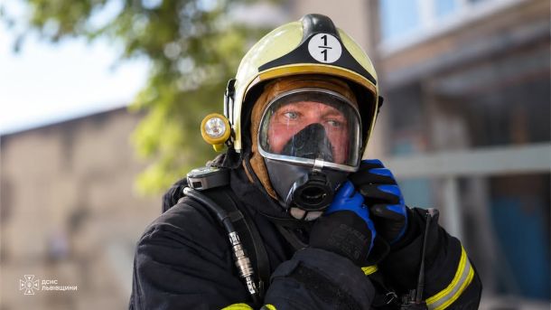Рятувальники ДСНС Львівщини під час гасіння пожежі на відкритій території — 78 займань за добу, врятовано двох людей
