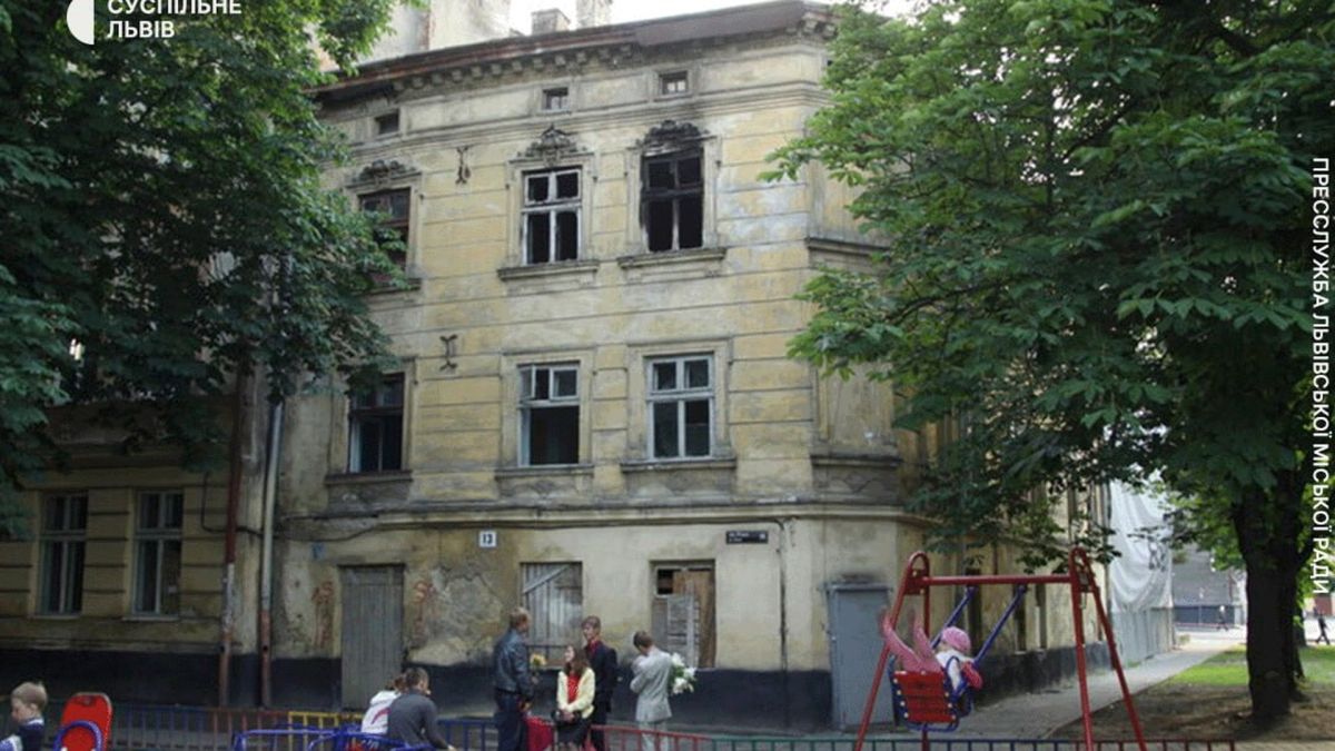 Занедбані історичні будинки на вулиці Торговій та площі Різні у центрі Львова поблизу Оперного театру
