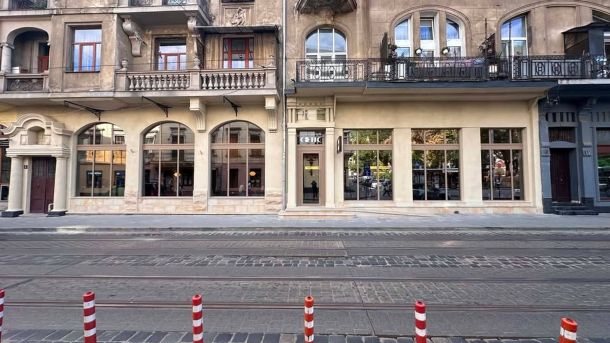 Інтер'єр книгарні у колишньому кінотеатрі на вулиці Богдана Хмельницького, 12 у Львові з відновленими фресками Патика
