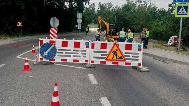 Аварійні роботи на каналізаційному колекторі на вулиці Богданівській у Львові, перекрито смугу руху до 23:00