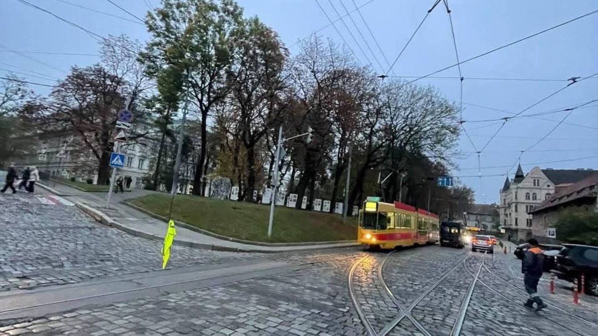 Трамвай у Львові на вулиці Підвальній, де через обрив розтяжки змінено маршрути №1, 2, 7 і 9