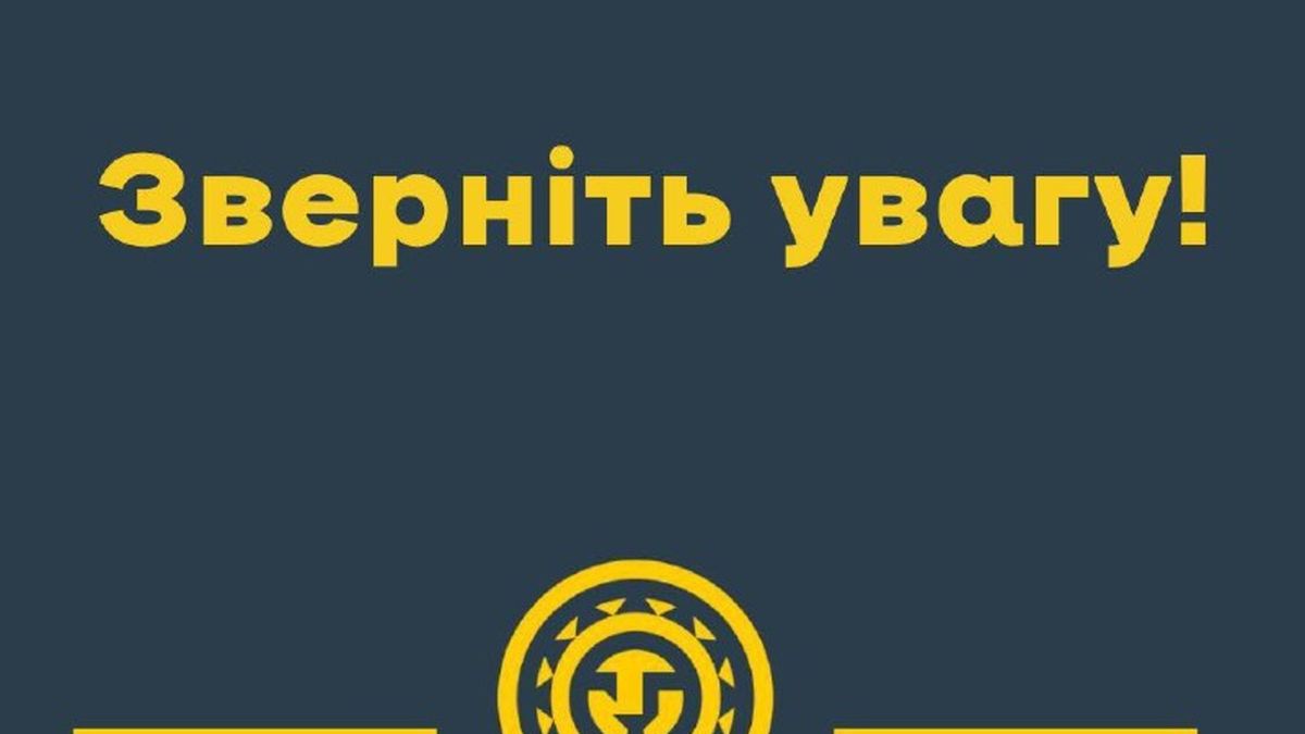 Пасажир прикладає банківську картку до валідатора в автобусі на Львівщині під час оплати проїзду