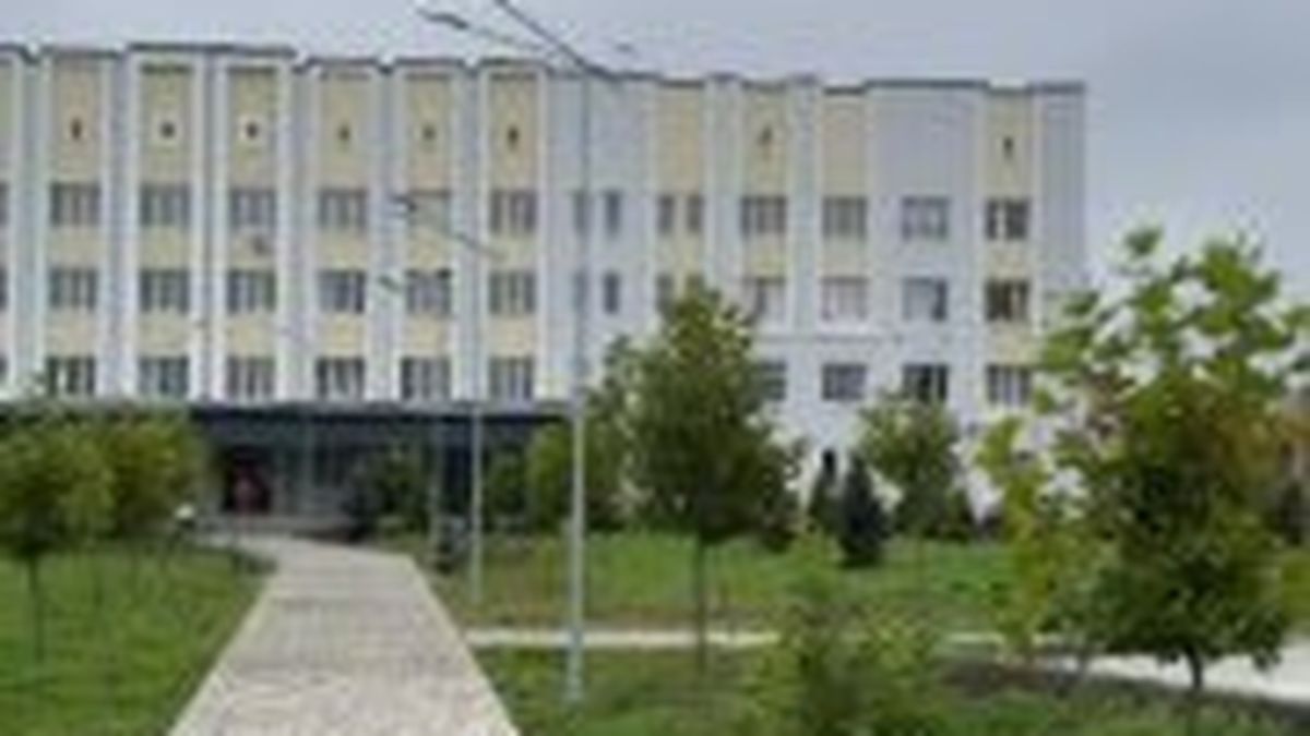 Мостиська міська лікарня, на даху якої встановлена сонячна електростанція для енергетичної автономності медзакладу