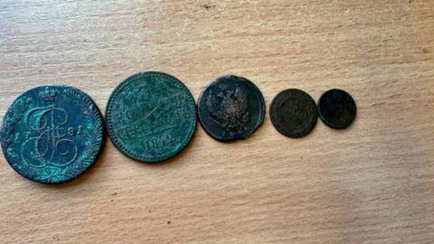 Прикордонники на КПП «Грушів» на Львівщині виявили у жінки п'ять старовинних монет 1781–1905 років під час виїзду до Польщі